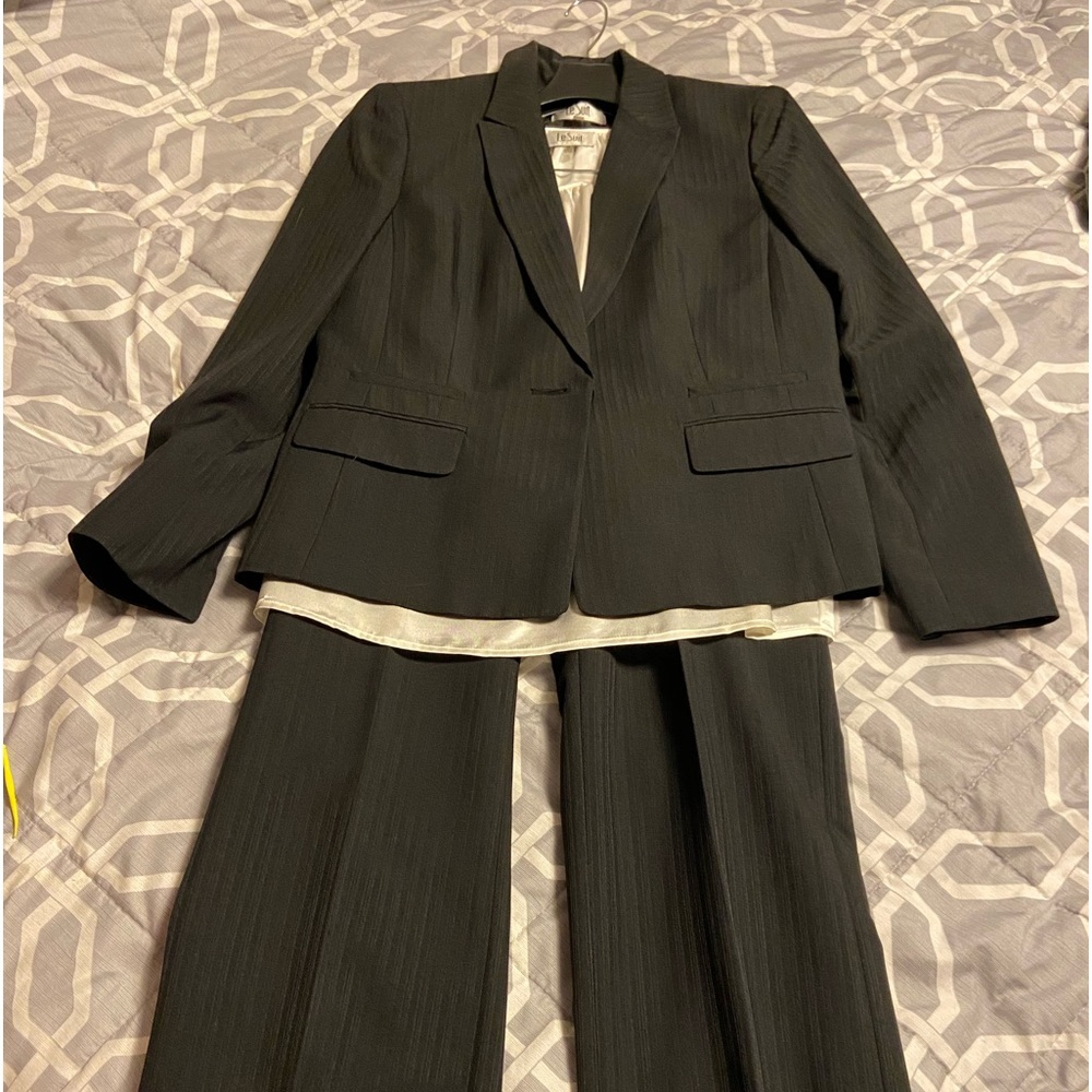 Womens Suite Size 10 NWOT